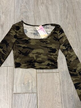 NWT! Women's WDirara Cropped Camo Shirt - XS